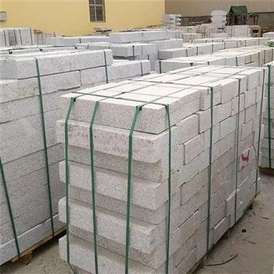 Sesam wit graniet langs de weg steen